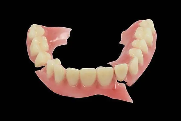 شکستن دندان مصنوعی