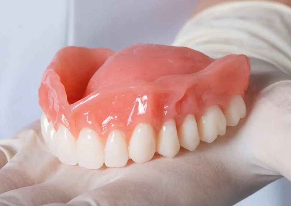 عکس دندان مصنوعی در دهان