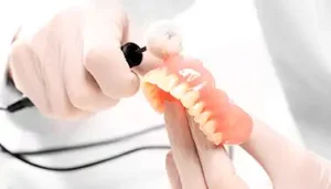 متخصص پروتز دندان ثابت و متحرک
